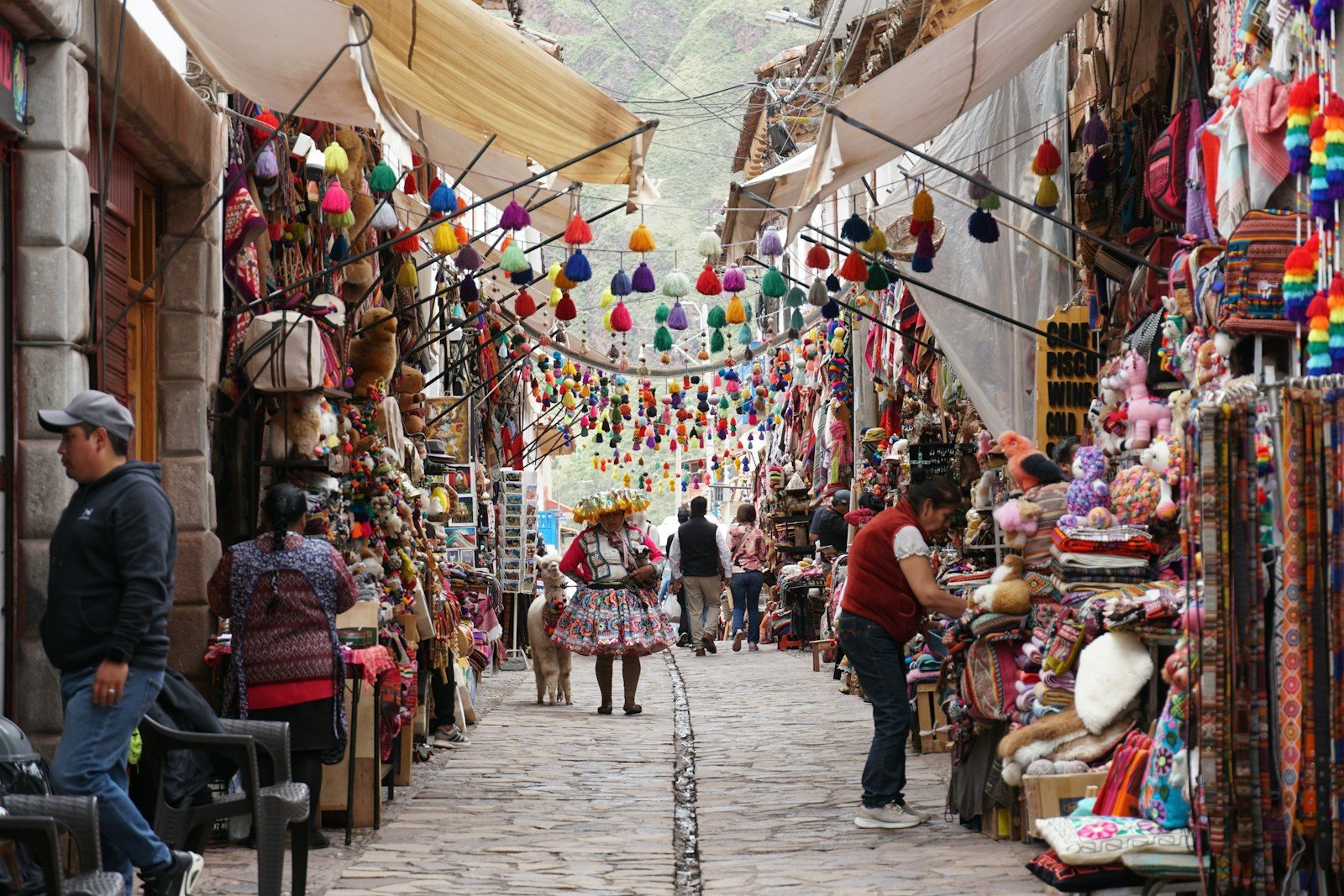 A colourful Andean craft market
